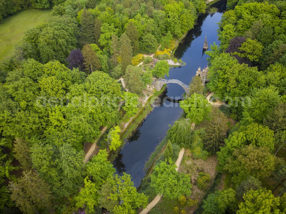 Gablenz from above - Park with paths and green areas with Rakotz Bridge in Kromlauer Park in Gablenz in the state of Saxony, Germany