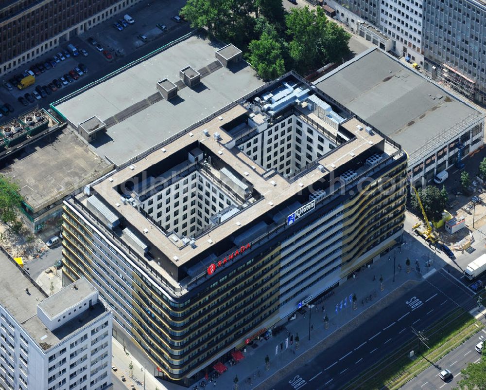 Berlin Mitte from the bird's eye view: Blick auf das neu errichtete Ramada / O2 Hotel Berlin an der Karl-Liebknecht-Straße 32. View the newly built Ramada Hotel Berlin-Alexanderplatz at the Karl-Liebknecht-Strasse 32 in the Mitte district.