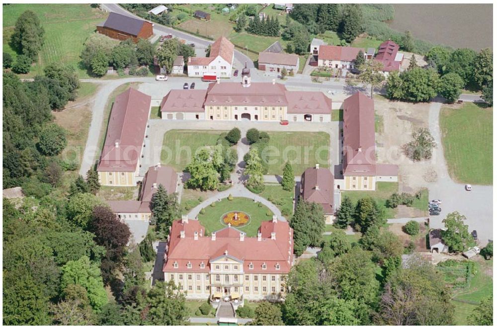 Aerial photograph Rammenau - 15.08.2004, Rammenau Blick auf das Schloss Rammenau, dass 1993 umfassend restauriert worden ist. Das Rammenauer Schloss ist zunächst im barocker Stil bis 1737 erbaut worden, wurde dann aber 1794 schon umgestaltet zum klassizistischem Stil.