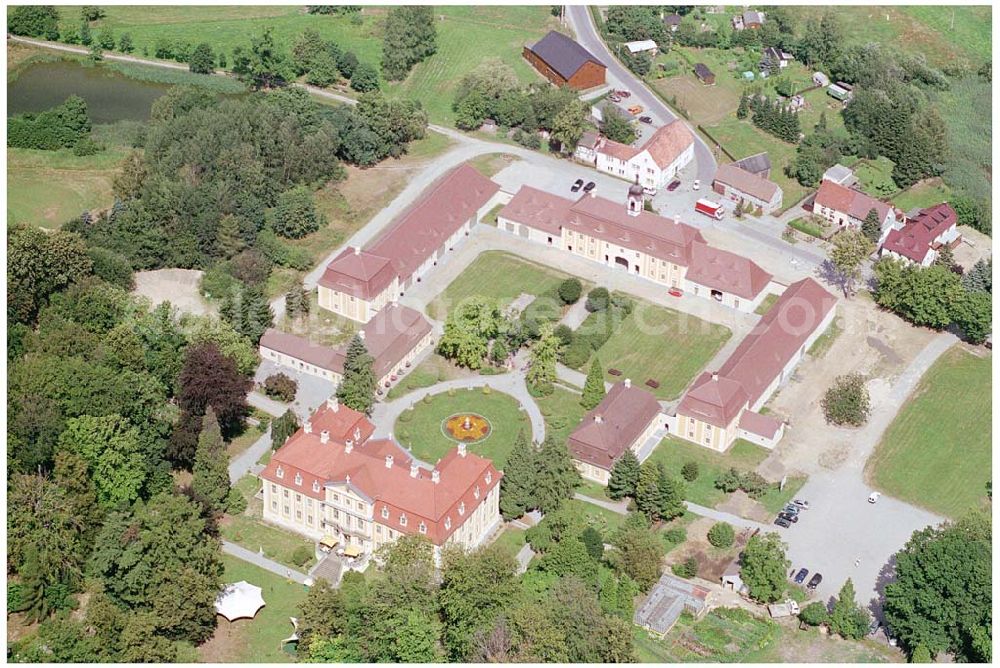 Rammenau from above - 15.08.2004, Rammenau Blick auf das Schloss Rammenau, dass 1993 umfassend restauriert worden ist. Das Rammenauer Schloss ist zunächst im barocker Stil bis 1737 erbaut worden, wurde dann aber 1794 schon umgestaltet zum klassizistischem Stil.