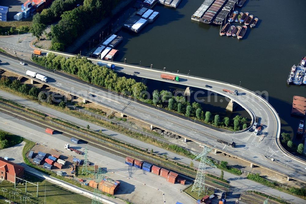 Hamburg from the bird's eye view: Ramp bridge of the Breslauer road, so called Breslauer ramp in Hamburg-Mitte / Steinwerder. A project of the Hamburg Port Authority HPA