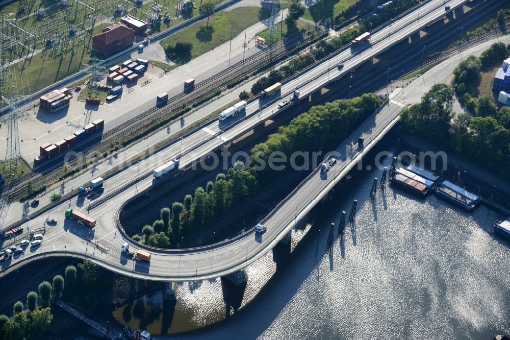 Aerial image Hamburg - Ramp bridge of the Breslauer road, so called Breslauer ramp in Hamburg-Mitte / Steinwerder. A project of the Hamburg Port Authority HPA