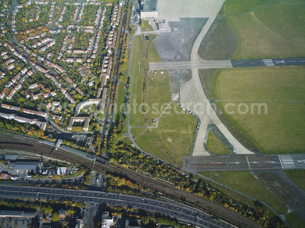 Berlin from above - The area Tempelhofer Feld and its nearby housing area besides the motorway A 100 and the road Tempelhofer Damm in the district Tempelhof-Schoeneberg in the city in Berlin in Germany