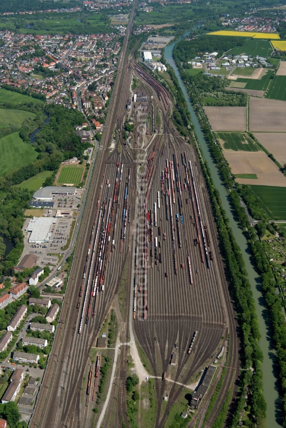 Seelze from the bird's eye view: Marshalling yard and freight station of the Deutsche Bahn in the district Harenberg in Seelze in the state Lower Saxony, Germany