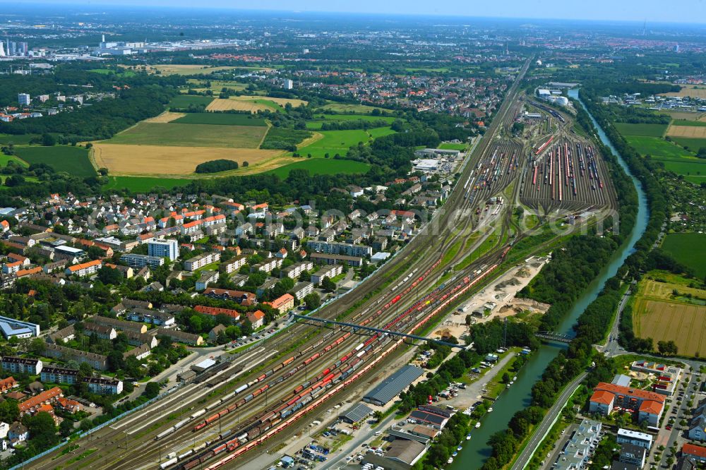 Seelze from above - Marshalling yard and freight station of the Deutsche Bahn in the district Harenberg in Seelze in the state Lower Saxony, Germany