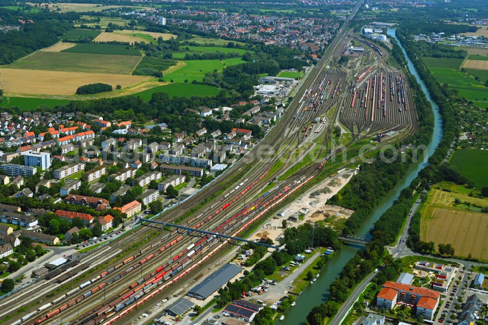 Seelze from the bird's eye view: Marshalling yard and freight station of the Deutsche Bahn in the district Harenberg in Seelze in the state Lower Saxony, Germany