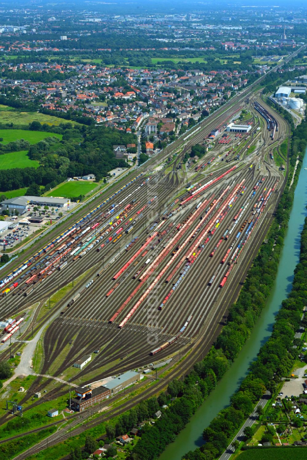 Seelze from above - Marshalling yard and freight station of the Deutsche Bahn in the district Harenberg in Seelze in the state Lower Saxony, Germany