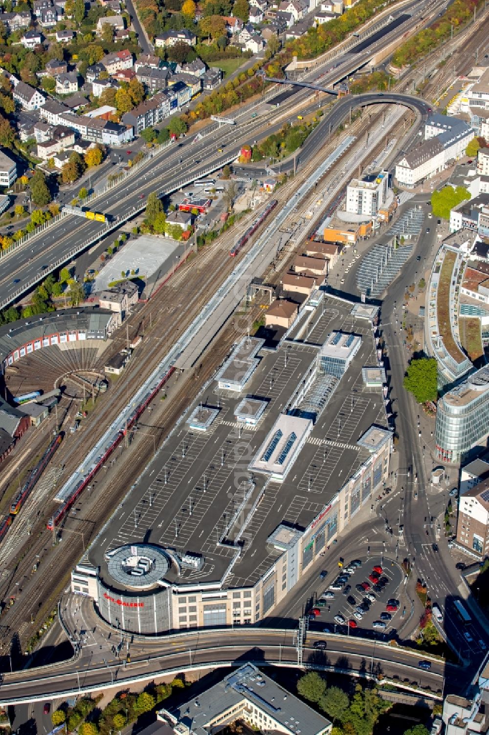 Siegen from the bird's eye view: Marshalling yard and freight station of the Deutsche Bahn an shopping center City-Galerie of ECE in Siegen in the state North Rhine-Westphalia