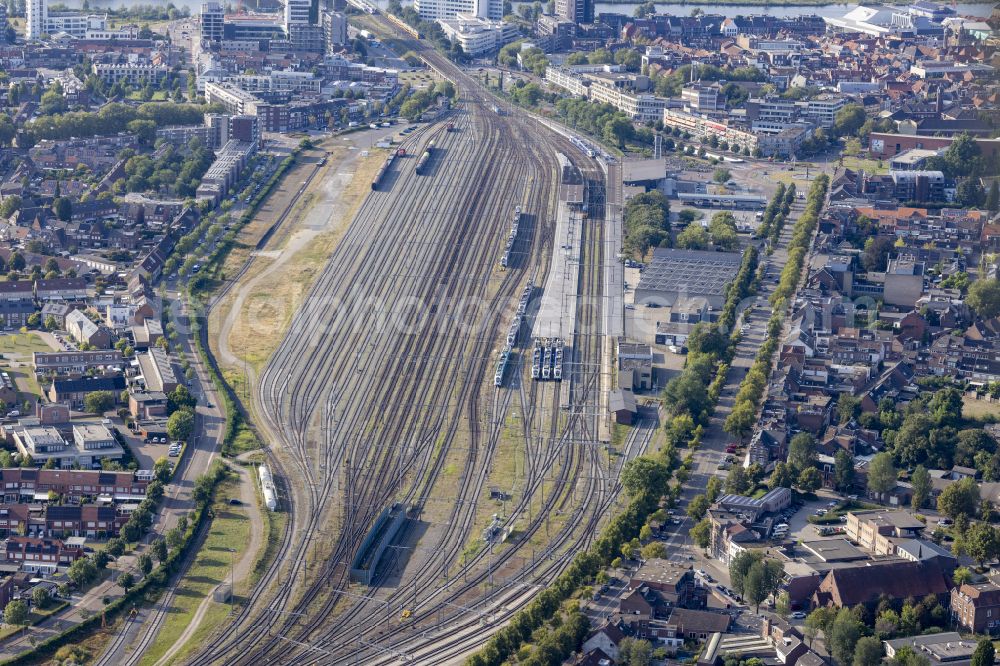 Venlo from the bird's eye view: Marshalling yard and freight station in the Nederlandse Spoorwegen (NS) network on street Stationsplein in Venlo in Limburg, Netherlands