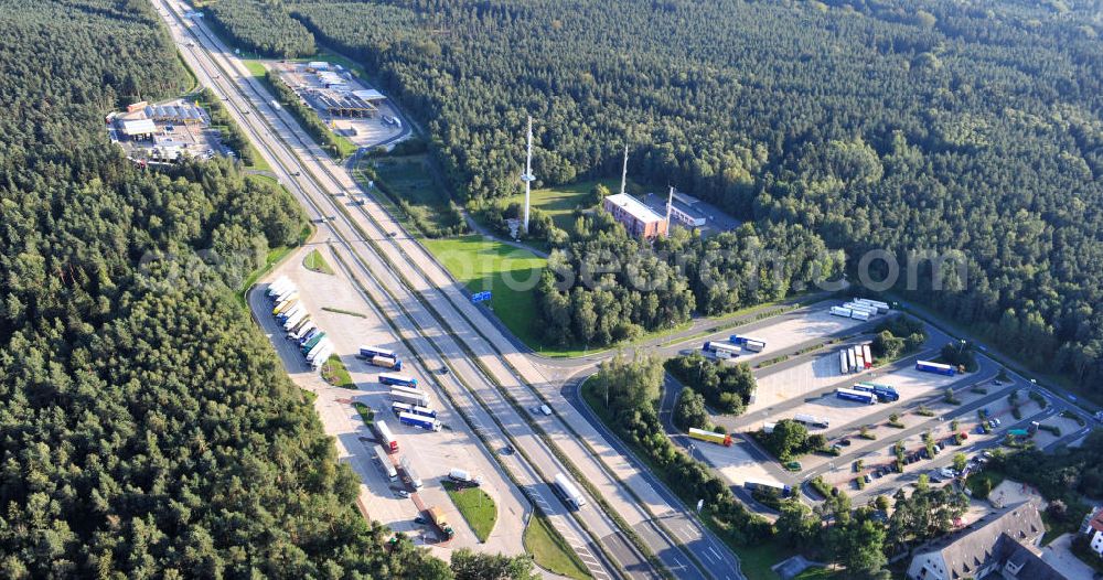  from above - Raststätte, Tankstelle und Motel beim Hermsdorfer Kreuz an der A4 / A9 in Thüringen. The roadhouse, gas station and motel Hermsdorfer Kreuz at the freeway A4 / A9 in Thuringia.