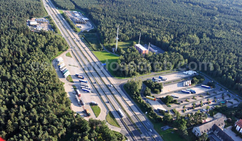  from the bird's eye view: Raststätte, Tankstelle und Motel beim Hermsdorfer Kreuz an der A4 / A9 in Thüringen. The roadhouse, gas station and motel Hermsdorfer Kreuz at the freeway A4 / A9 in Thuringia.