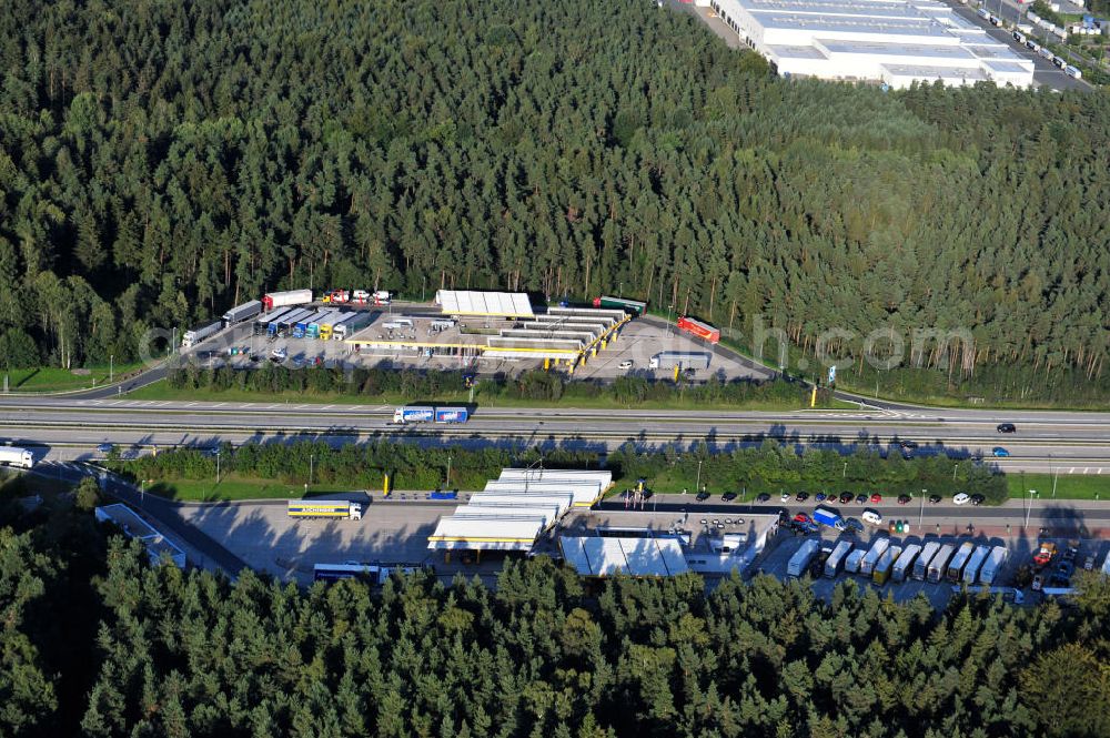  from above - Raststätte, Tankstelle und Motel beim Hermsdorfer Kreuz an der A4 / A9 in Thüringen. The roadhouse, gas station and motel Hermsdorfer Kreuz at the freeway A4 / A9 in Thuringia.