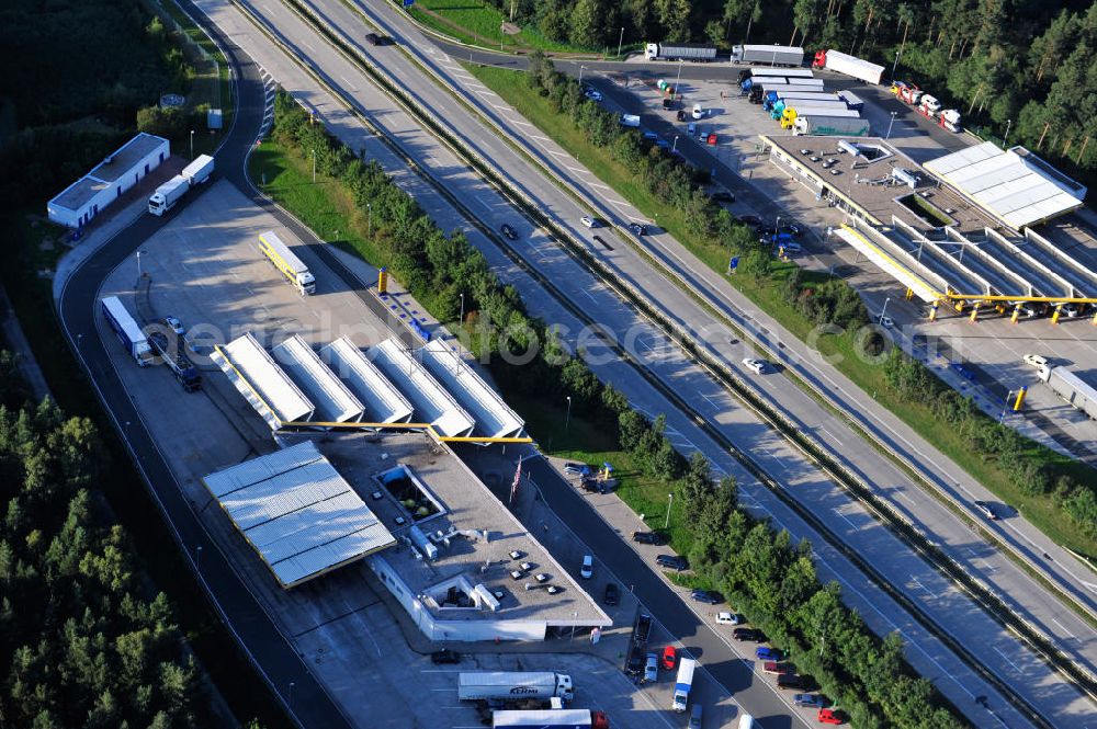  from the bird's eye view: Raststätte, Tankstelle und Motel beim Hermsdorfer Kreuz an der A4 / A9 in Thüringen. The roadhouse, gas station and motel Hermsdorfer Kreuz at the freeway A4 / A9 in Thuringia.