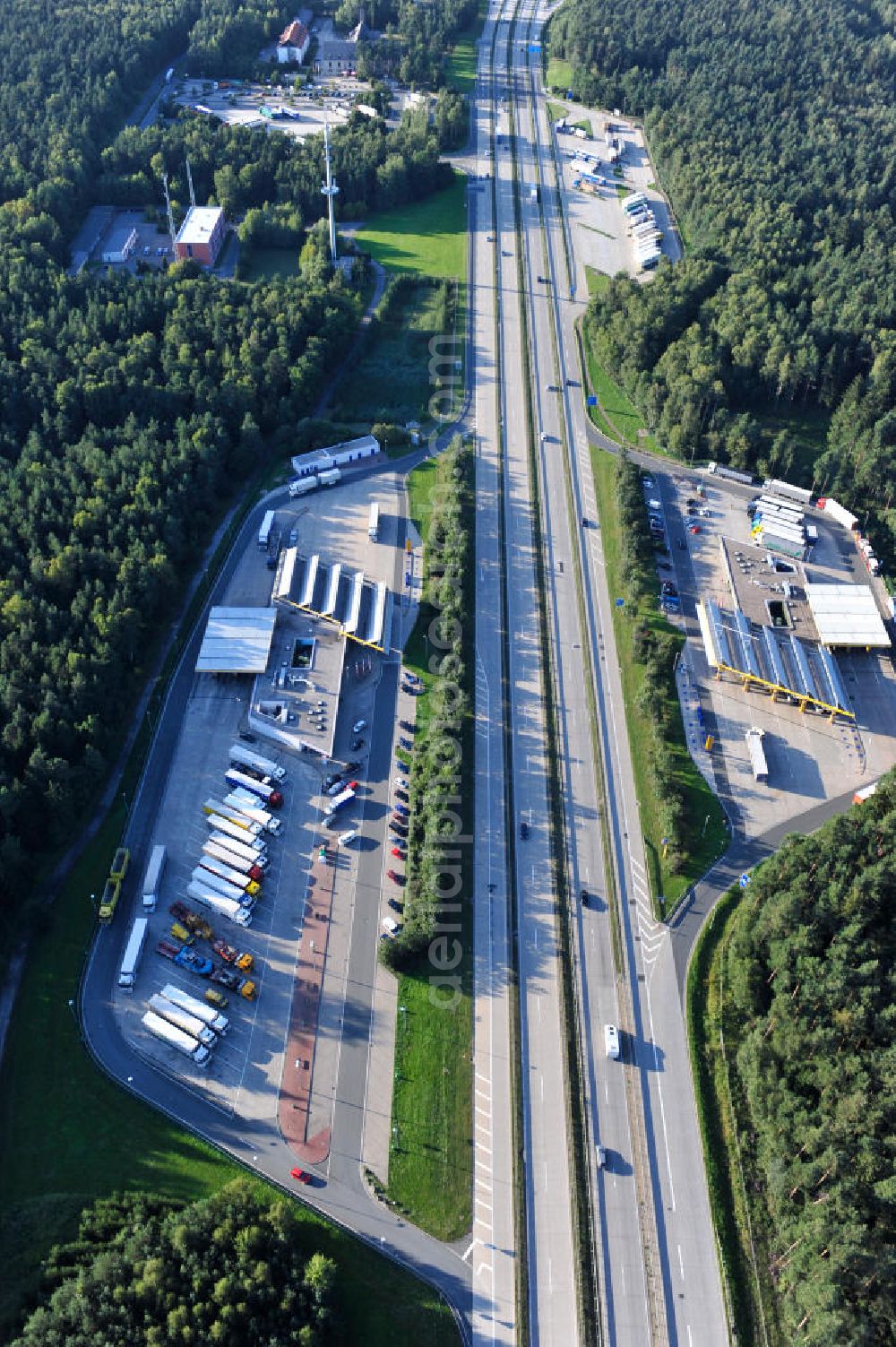 Aerial photograph - Raststätte, Tankstelle und Motel beim Hermsdorfer Kreuz an der A4 / A9 in Thüringen. The roadhouse, gas station and motel Hermsdorfer Kreuz at the freeway A4 / A9 in Thuringia.