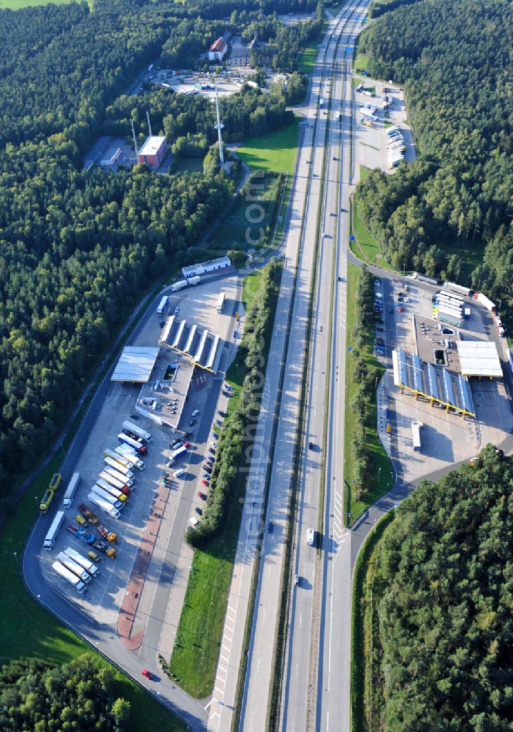  from above - Raststätte, Tankstelle und Motel beim Hermsdorfer Kreuz an der A4 / A9 in Thüringen. The roadhouse, gas station and motel Hermsdorfer Kreuz at the freeway A4 / A9 in Thuringia.