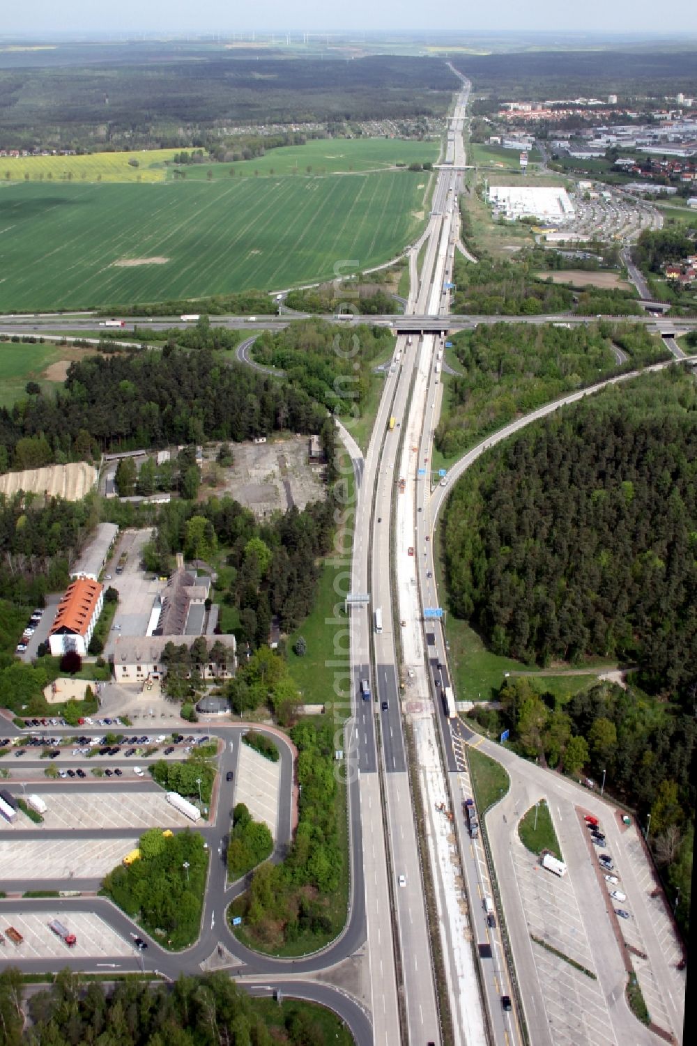 Schleifreisen from the bird's eye view: Parking & Motel Hermsdorfer Kreuz with traffic flow on the motorway junction of the motorway A9 - E51 - A4 - E40 at Schleifreisen in Thuringia