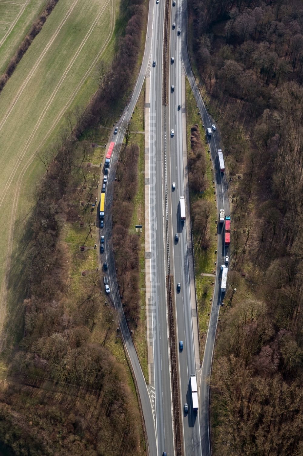 Hamm from the bird's eye view: Rest area Overberger Busch and Haus Reck at the motorway A1 with parked vehicles in Hamm in the state North Rhine-Westphalia