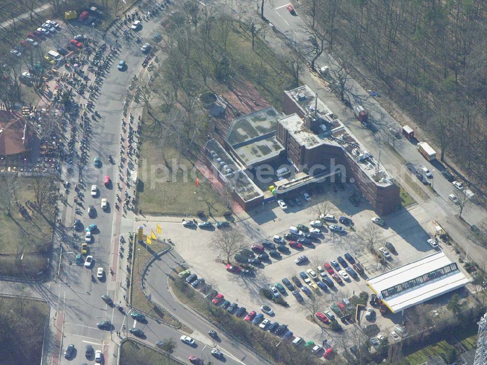 Aerial photograph Berlin Steglitz-Zehlendorf - Raststätte Grunewald am Kronprinzessinnenweg und an der Spanischen Allee, Autobahnabfahrt vom Avus