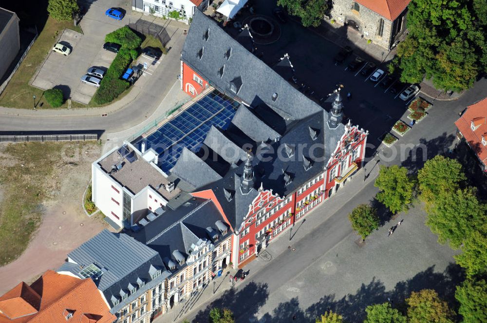 Arnstadt from above - Gebäudekomplex des Rathaus Arnstadt in Thüringen. Das 1581 im Stil der Renaissance erbaute Rathaus am Marktplatz und die dazugehörigen zwei Nebengebäude wurden nach Entwürfen der Architekten Ungethüm & Winkelmann umgebaut und saniert, sowie durch einen Funktionsanbau mit haustechnischen und sanitären Anlagen ergänzt. Building complex of townhall Arnstadt in Thuringia. Built in Renaissance style in 1581 at town square, the townhall and its two outbuildings were converted, redeveloped and complemented with an addition including service plants and sanitation facilities, following drafts bei architects Ungethüm & Winkelmann.