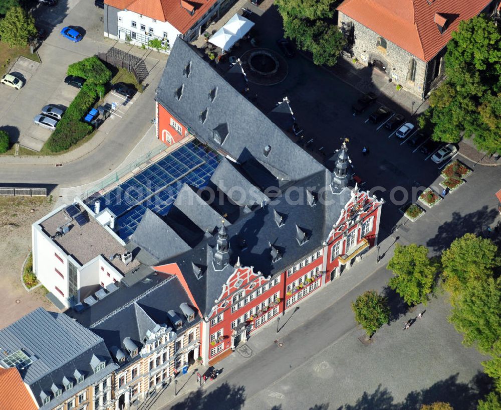 Arnstadt from the bird's eye view: Gebäudekomplex des Rathaus Arnstadt in Thüringen. Das 1581 im Stil der Renaissance erbaute Rathaus am Marktplatz und die dazugehörigen zwei Nebengebäude wurden nach Entwürfen der Architekten Ungethüm & Winkelmann umgebaut und saniert, sowie durch einen Funktionsanbau mit haustechnischen und sanitären Anlagen ergänzt. Building complex of townhall Arnstadt in Thuringia. Built in Renaissance style in 1581 at town square, the townhall and its two outbuildings were converted, redeveloped and complemented with an addition including service plants and sanitation facilities, following drafts bei architects Ungethüm & Winkelmann.