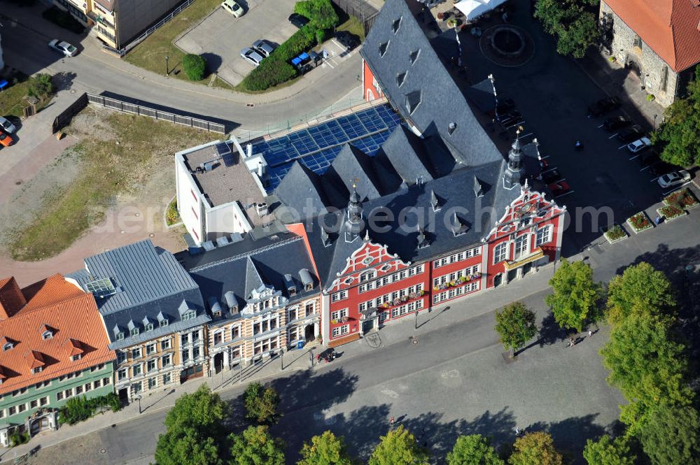 Aerial image Arnstadt - Gebäudekomplex des Rathaus Arnstadt in Thüringen. Das 1581 im Stil der Renaissance erbaute Rathaus am Marktplatz und die dazugehörigen zwei Nebengebäude wurden nach Entwürfen der Architekten Ungethüm & Winkelmann umgebaut und saniert, sowie durch einen Funktionsanbau mit haustechnischen und sanitären Anlagen ergänzt. Building complex of townhall Arnstadt in Thuringia. Built in Renaissance style in 1581 at town square, the townhall and its two outbuildings were converted, redeveloped and complemented with an addition including service plants and sanitation facilities, following drafts bei architects Ungethüm & Winkelmann.