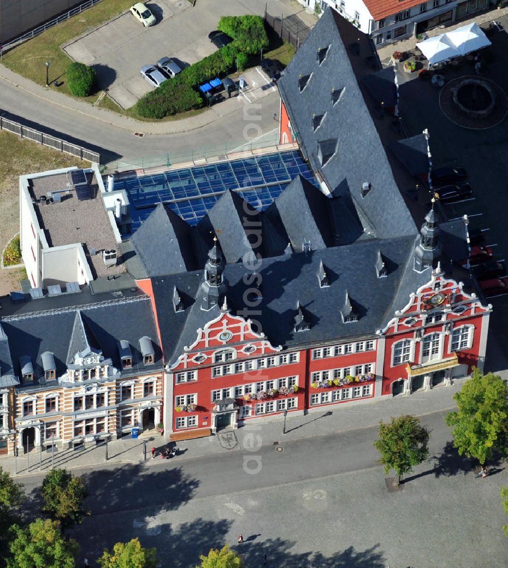 Aerial photograph Arnstadt - Gebäudekomplex des Rathaus Arnstadt in Thüringen. Das 1581 im Stil der Renaissance erbaute Rathaus am Marktplatz und die dazugehörigen zwei Nebengebäude wurden nach Entwürfen der Architekten Ungethüm & Winkelmann umgebaut und saniert, sowie durch einen Funktionsanbau mit haustechnischen und sanitären Anlagen ergänzt. Building complex of townhall Arnstadt in Thuringia. Built in Renaissance style in 1581 at town square, the townhall and its two outbuildings were converted, redeveloped and complemented with an addition including service plants and sanitation facilities, following drafts bei architects Ungethüm & Winkelmann.