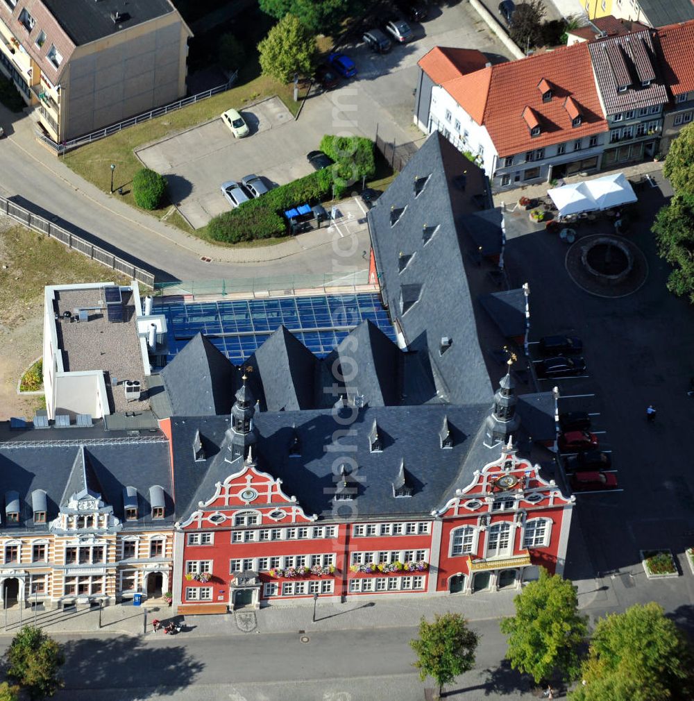 Arnstadt from above - Gebäudekomplex des Rathaus Arnstadt in Thüringen. Das 1581 im Stil der Renaissance erbaute Rathaus am Marktplatz und die dazugehörigen zwei Nebengebäude wurden nach Entwürfen der Architekten Ungethüm & Winkelmann umgebaut und saniert, sowie durch einen Funktionsanbau mit haustechnischen und sanitären Anlagen ergänzt. Building complex of townhall Arnstadt in Thuringia. Built in Renaissance style in 1581 at town square, the townhall and its two outbuildings were converted, redeveloped and complemented with an addition including service plants and sanitation facilities, following drafts bei architects Ungethüm & Winkelmann.