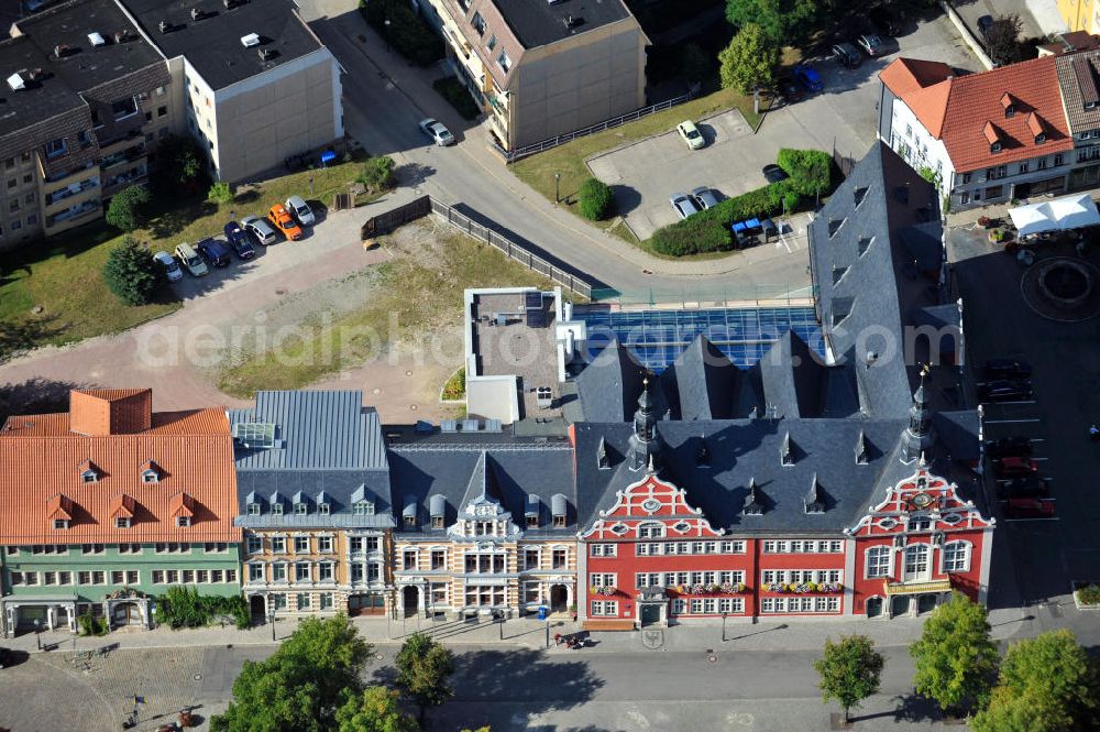 Arnstadt from the bird's eye view: Gebäudekomplex des Rathaus Arnstadt in Thüringen. Das 1581 im Stil der Renaissance erbaute Rathaus am Marktplatz und die dazugehörigen zwei Nebengebäude wurden nach Entwürfen der Architekten Ungethüm & Winkelmann umgebaut und saniert, sowie durch einen Funktionsanbau mit haustechnischen und sanitären Anlagen ergänzt. Building complex of townhall Arnstadt in Thuringia. Built in Renaissance style in 1581 at town square, the townhall and its two outbuildings were converted, redeveloped and complemented with an addition including service plants and sanitation facilities, following drafts bei architects Ungethüm & Winkelmann.