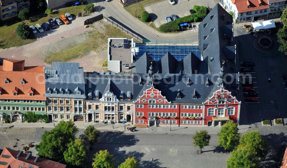 Aerial image Arnstadt - Gebäudekomplex des Rathaus Arnstadt in Thüringen. Das 1581 im Stil der Renaissance erbaute Rathaus am Marktplatz und die dazugehörigen zwei Nebengebäude wurden nach Entwürfen der Architekten Ungethüm & Winkelmann umgebaut und saniert, sowie durch einen Funktionsanbau mit haustechnischen und sanitären Anlagen ergänzt. Building complex of townhall Arnstadt in Thuringia. Built in Renaissance style in 1581 at town square, the townhall and its two outbuildings were converted, redeveloped and complemented with an addition including service plants and sanitation facilities, following drafts bei architects Ungethüm & Winkelmann.