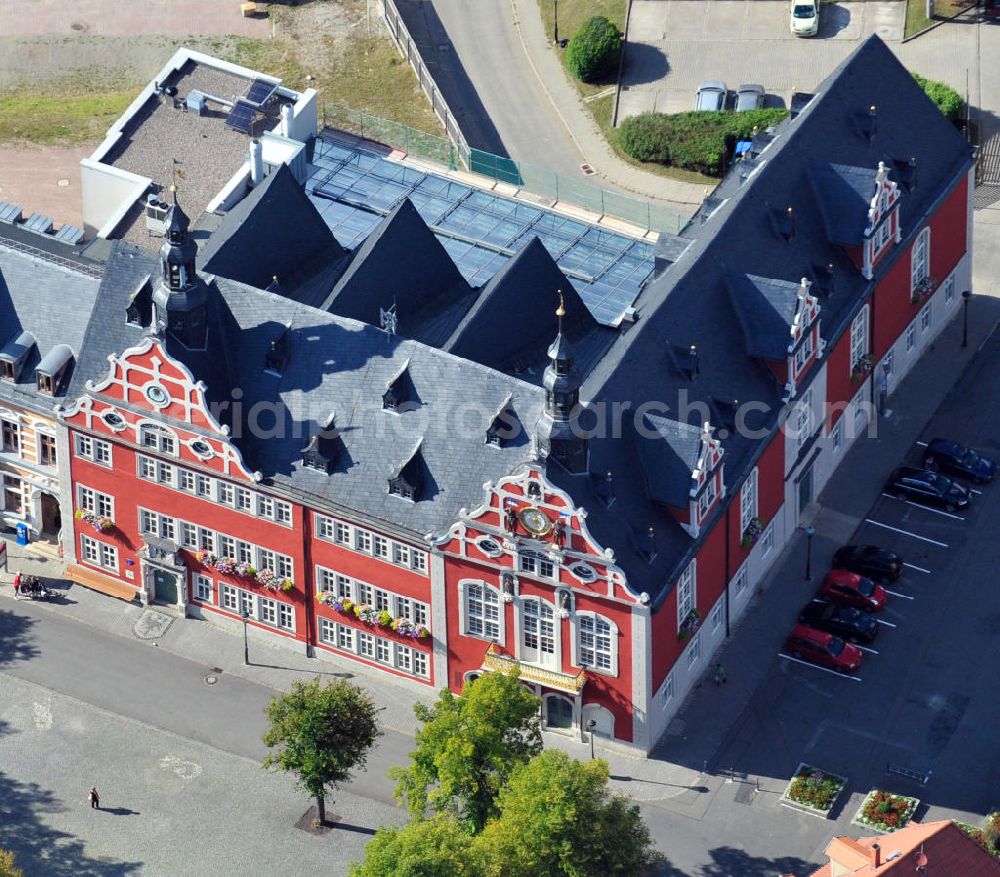 Aerial photograph Arnstadt - Gebäudekomplex des Rathaus Arnstadt in Thüringen. Das 1581 im Stil der Renaissance erbaute Rathaus am Marktplatz und die dazugehörigen zwei Nebengebäude wurden nach Entwürfen der Architekten Ungethüm & Winkelmann umgebaut und saniert, sowie durch einen Funktionsanbau mit haustechnischen und sanitären Anlagen ergänzt. Building complex of townhall Arnstadt in Thuringia. Built in Renaissance style in 1581 at town square, the townhall and its two outbuildings were converted, redeveloped and complemented with an addition including service plants and sanitation facilities, following drafts bei architects Ungethüm & Winkelmann.