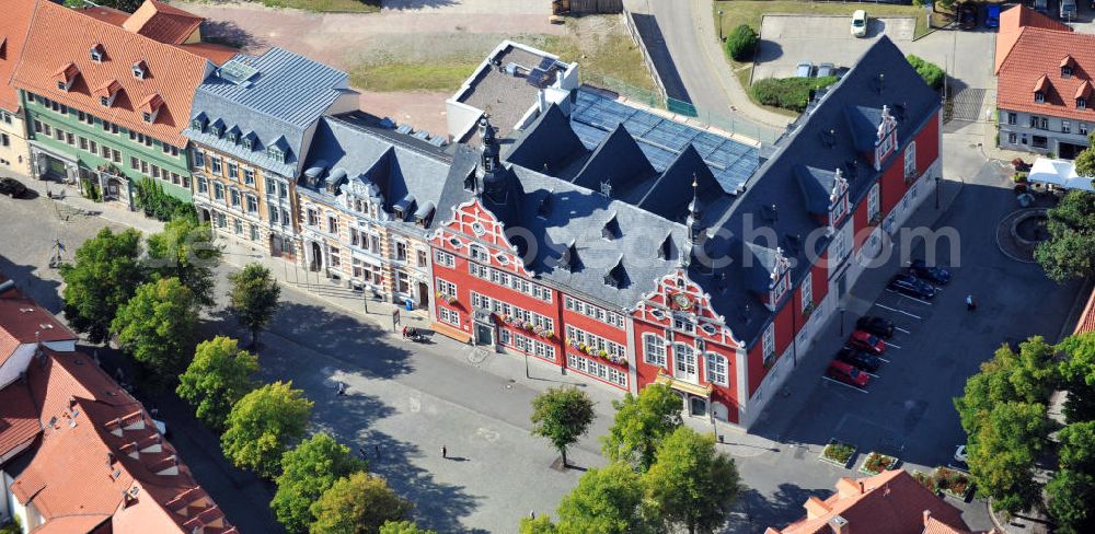 Arnstadt from above - Gebäudekomplex des Rathaus Arnstadt in Thüringen. Das 1581 im Stil der Renaissance erbaute Rathaus am Marktplatz und die dazugehörigen zwei Nebengebäude wurden nach Entwürfen der Architekten Ungethüm & Winkelmann umgebaut und saniert, sowie durch einen Funktionsanbau mit haustechnischen und sanitären Anlagen ergänzt. Building complex of townhall Arnstadt in Thuringia. Built in Renaissance style in 1581 at town square, the townhall and its two outbuildings were converted, redeveloped and complemented with an addition including service plants and sanitation facilities, following drafts bei architects Ungethüm & Winkelmann.