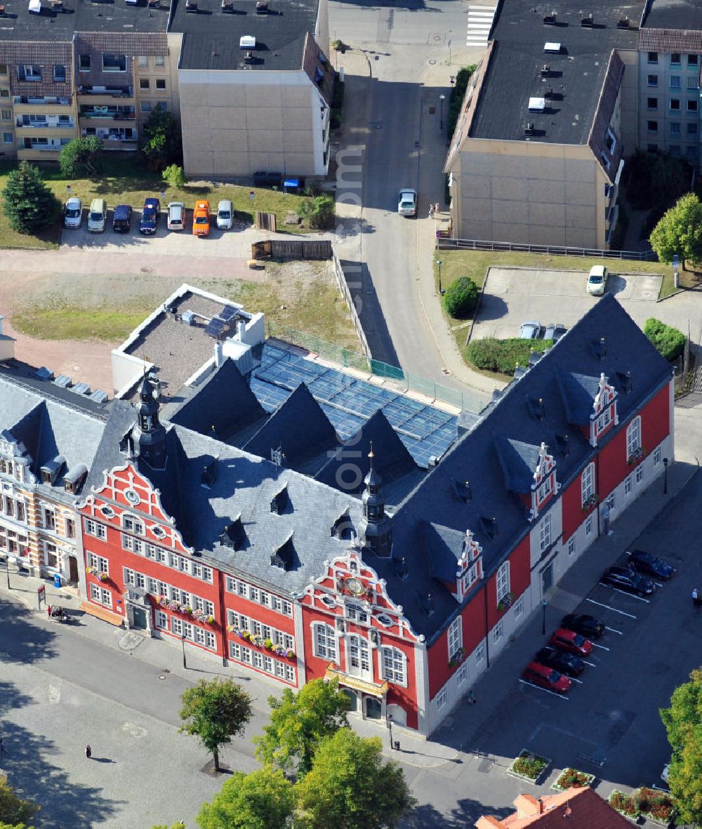 Arnstadt from the bird's eye view: Gebäudekomplex des Rathaus Arnstadt in Thüringen. Das 1581 im Stil der Renaissance erbaute Rathaus am Marktplatz und die dazugehörigen zwei Nebengebäude wurden nach Entwürfen der Architekten Ungethüm & Winkelmann umgebaut und saniert, sowie durch einen Funktionsanbau mit haustechnischen und sanitären Anlagen ergänzt. Building complex of townhall Arnstadt in Thuringia. Built in Renaissance style in 1581 at town square, the townhall and its two outbuildings were converted, redeveloped and complemented with an addition including service plants and sanitation facilities, following drafts bei architects Ungethüm & Winkelmann.