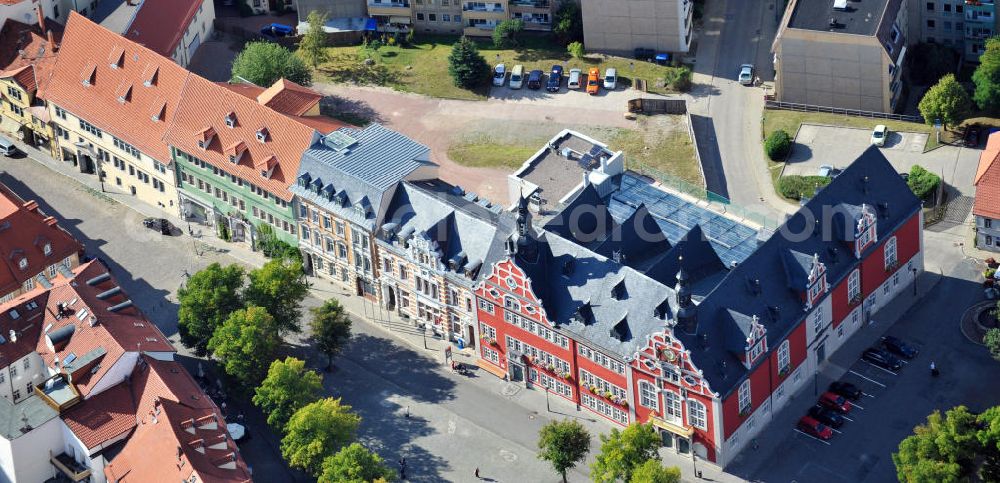 Aerial image Arnstadt - Gebäudekomplex des Rathaus Arnstadt in Thüringen. Das 1581 im Stil der Renaissance erbaute Rathaus am Marktplatz und die dazugehörigen zwei Nebengebäude wurden nach Entwürfen der Architekten Ungethüm & Winkelmann umgebaut und saniert, sowie durch einen Funktionsanbau mit haustechnischen und sanitären Anlagen ergänzt. Building complex of townhall Arnstadt in Thuringia. Built in Renaissance style in 1581 at town square, the townhall and its two outbuildings were converted, redeveloped and complemented with an addition including service plants and sanitation facilities, following drafts bei architects Ungethüm & Winkelmann.