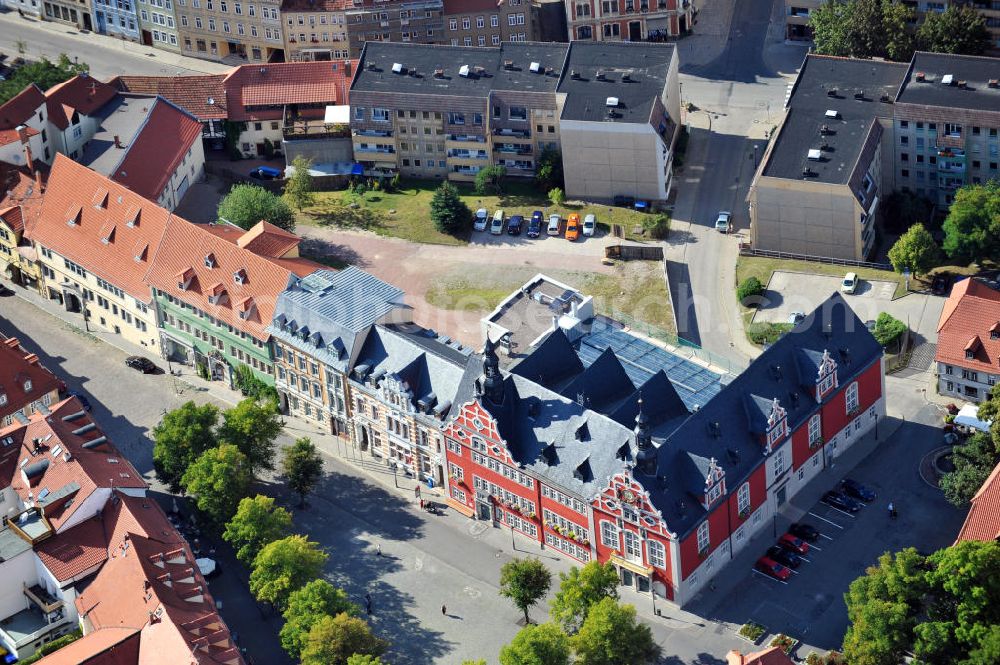 Aerial photograph Arnstadt - Gebäudekomplex des Rathaus Arnstadt in Thüringen. Das 1581 im Stil der Renaissance erbaute Rathaus am Marktplatz und die dazugehörigen zwei Nebengebäude wurden nach Entwürfen der Architekten Ungethüm & Winkelmann umgebaut und saniert, sowie durch einen Funktionsanbau mit haustechnischen und sanitären Anlagen ergänzt. Building complex of townhall Arnstadt in Thuringia. Built in Renaissance style in 1581 at town square, the townhall and its two outbuildings were converted, redeveloped and complemented with an addition including service plants and sanitation facilities, following drafts bei architects Ungethüm & Winkelmann.