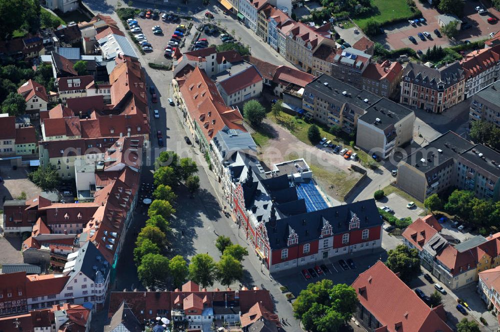 Aerial photograph Arnstadt - Marktplatz mit Gebäudekomplex des Rathaus Arnstadt in Thüringen. Das 1581 im Stil der Renaissance erbaute Rathaus und die dazugehörigen zwei Nebengebäude wurden nach Entwürfen der Architekten Ungethüm & Winkelmann umgebaut und saniert, sowie durch einen Funktionsanbau mit haustechnischen und sanitären Anlagen ergänzt. Market square with building complex of townhall Arnstadt in Thuringia. Built in Renaissance style in 1581, the townhall and its two outbuildings were converted, redeveloped and complemented with an addition including service plants and sanitation facilities, following drafts bei architects Ungethüm & Winkelmann.