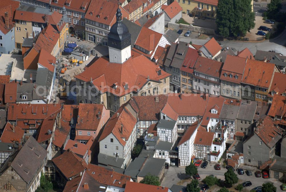 Bad Langensalza from the bird's eye view: Blick auf das Rathaus von Bad Langensalza in Thüringen. Das rathaus existiert bereits seit 1379. Es wurde aus Holz errichtet und brannte 1711 fast vollständig ab. Beim Wiederaufbau von 1742 bis 1752 wurde dann der Naturstein Travertin verwendet. Heute ist das Rathaus Sitz der Stadtverwaltung. Kontakt Stadtverwaltung: Stadtverwaltung Bad Langensalza, Marktstraße 1, 99947 Bad Langensalza, Tel. +49(0)3603 859 0, Fax +49(0)3603 859 100, Email: stadtverwaltung@bad-langensalza.thueringen.de; Kontakt Touristinfo: Touristeninformation Bad Langensalza, Bei der Marktkirche 11, 99947 Bad Langensalza, Tel. +49(0)3603 83442 4, Fax +49(0)3603 83442 1, Email: gaesteinfo@thueringen-kur.de