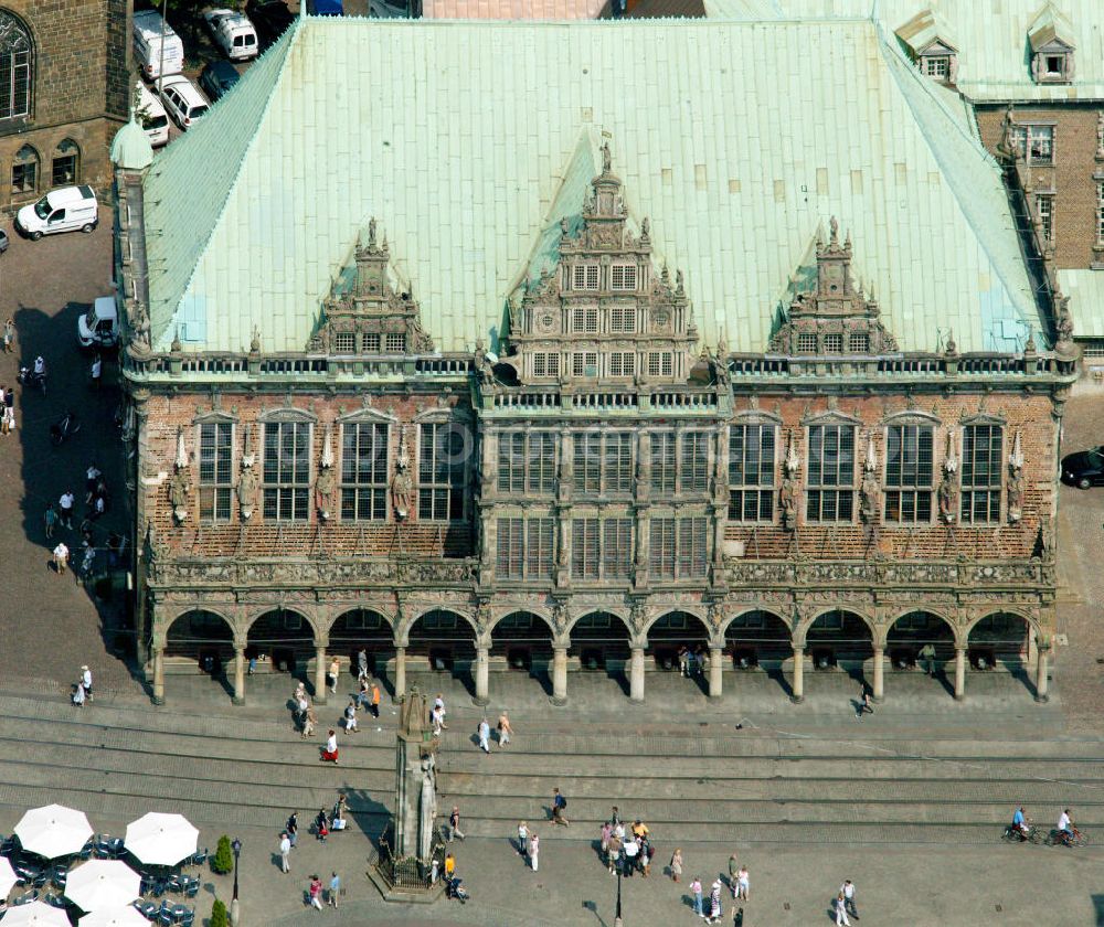 Aerial image Bremen - Blick auf das Alte Rathaus in der Bremer Altstadt. Das Gebäude wurde im 15. Jahrhundert in gotischem Stil erbaut und später erweitert. View to the old townhall in the historic city of Bremen. The building was constructed in the 15. century in gothic style and extended later.