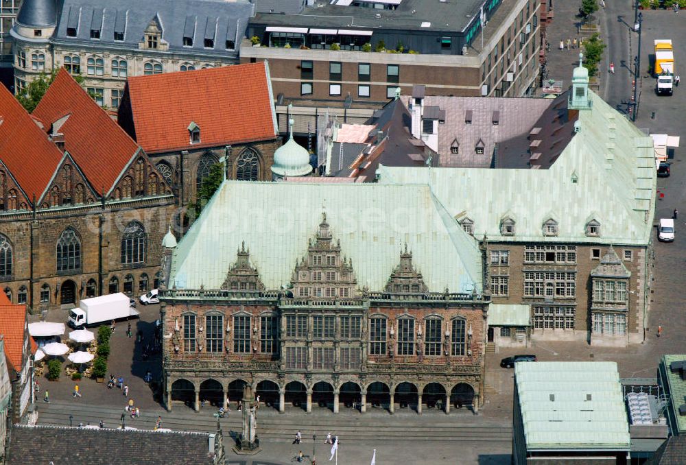 Bremen from above - Blick auf das Alte Rathaus in der Bremer Altstadt. Das Gebäude wurde im 15. Jahrhundert in gotischem Stil erbaut und später erweitert. View to the old townhall in the historic city of Bremen. The building was constructed in the 15. century in gothic style and extended later.