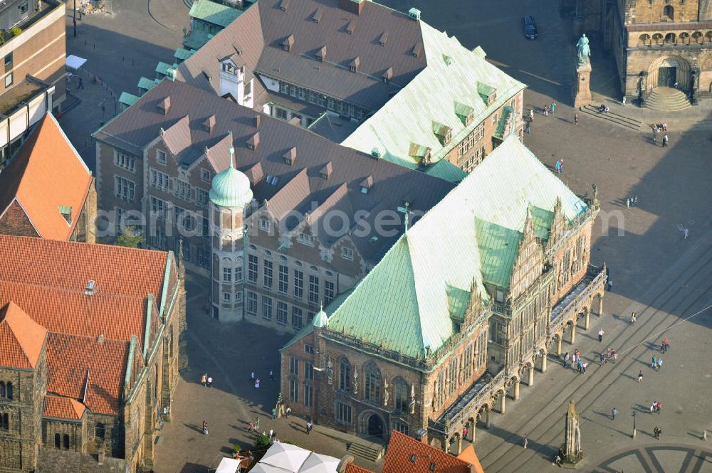 Aerial photograph Bremen - Das Bremer Rathaus ist eines der bedeutendsten Bauwerke der Gotik in Europa. Dieses Rathaus wurde 1405 - 1410 als gotisches Bauwerk erbaut. Seit 1973 steht es unter Denkmalschutz. Das Gebäude ist Sitz des Senats und des Bürgermeisters der Freien Hansestadt Bremen. The Bremen Town Hall is one of the most important monuments of the Gothic period in Europe. This town hall was built in 1405 - 14010 as a gothic building. Since 1973 it is a landmarked building.