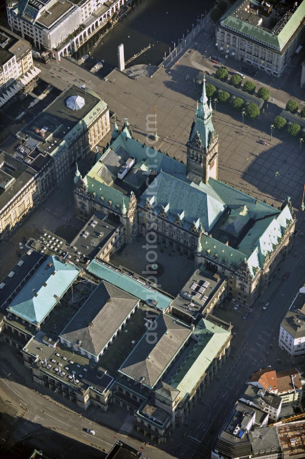 Hamburg from above - Das Hamburger Rathaus ist der Sitz der Bürgerschaft (Parlament) und des Senats (Landesregierung) der Freien und Hansestadt Hamburg. Vorn die Hamburger Börse. The Hamburg City Hall is the seat of the Buergerschaft (Parliament) and the Senate (government) of the Free and Hanseatic City of Hamburg. In front the Hamburg Stock Exchange.