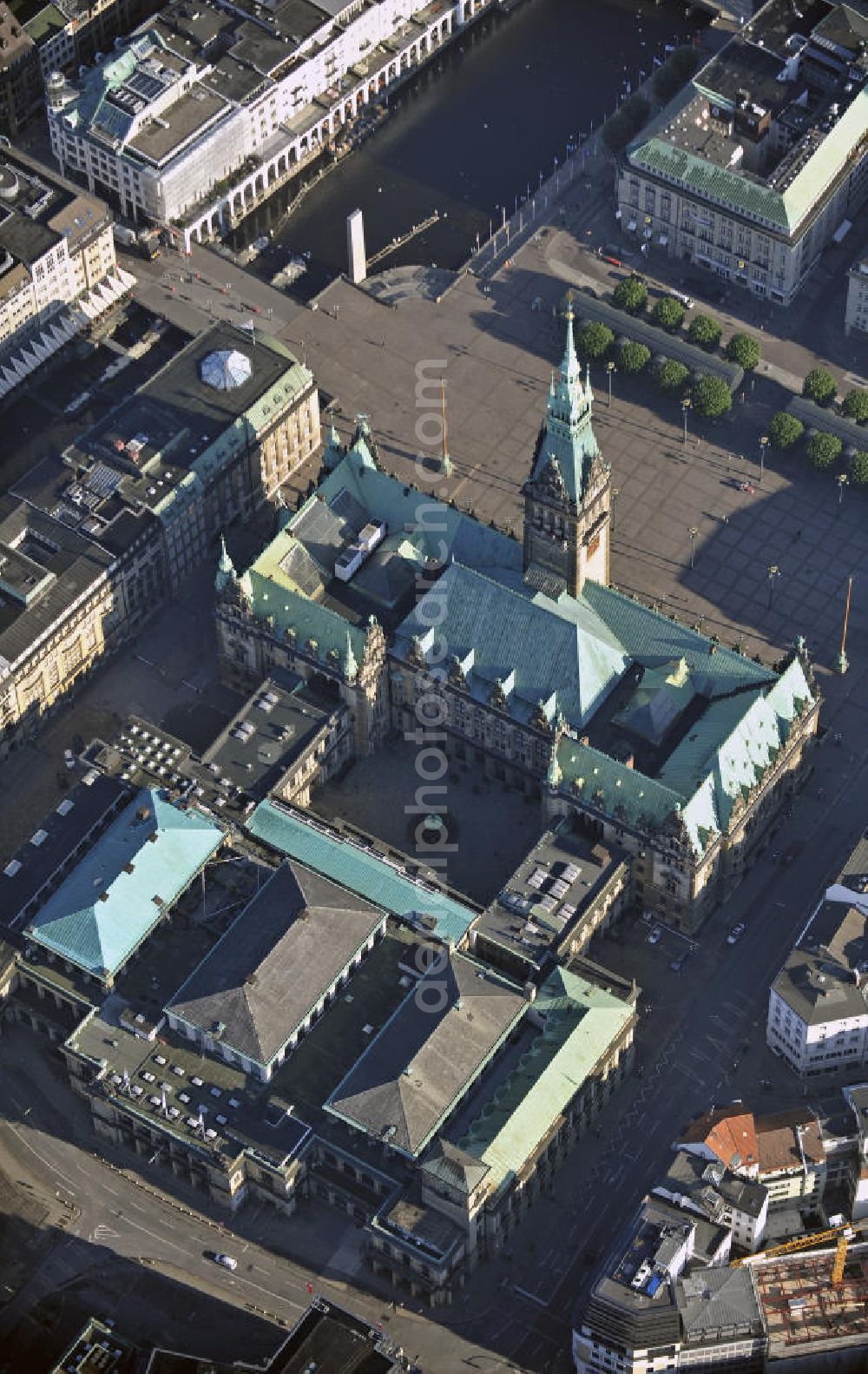 Hamburg from the bird's eye view: Das Hamburger Rathaus ist der Sitz der Bürgerschaft (Parlament) und des Senats (Landesregierung) der Freien und Hansestadt Hamburg. Vorn die Hamburger Börse. The Hamburg City Hall is the seat of the Buergerschaft (Parliament) and the Senate (government) of the Free and Hanseatic City of Hamburg. In front the Hamburg Stock Exchange.