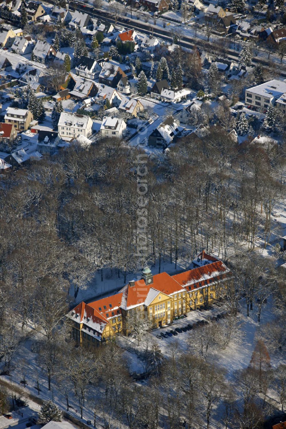 Aerial image Datteln - Blick auf das Rathaus Datteln im Ruhrgebiet, Nordrhein-Westfalen. Das Amtshaus wurde, im Zuge der Industralisierung und dem damit verbundenen Bevölkerungszuwachs, zwischen 1912 und 1913 im neoklassizistischen Stil erbaut. View of the Town Hall Datteln in the Ruhr area, North Rhine-Westphalia. The office building was built, in the wake of industrialization and the associated population growth, 1912-1913 in neoclassical style.