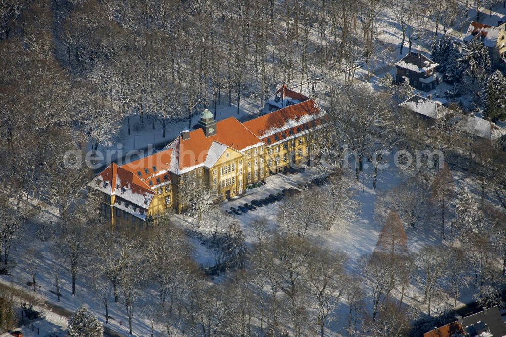 Aerial photograph Datteln - Blick auf das Rathaus Datteln im Ruhrgebiet, Nordrhein-Westfalen. Das Amtshaus wurde, im Zuge der Industralisierung und dem damit verbundenen Bevölkerungszuwachs, zwischen 1912 und 1913 im neoklassizistischen Stil erbaut. View of the Town Hall Datteln in the Ruhr area, North Rhine-Westphalia. The office building was built, in the wake of industrialization and the associated population growth, 1912-1913 in neoclassical style.