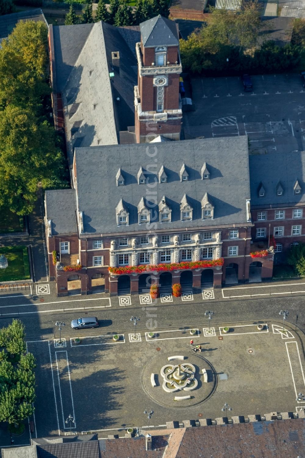 Aerial photograph Bottrop - City Hall at Ernst-Wilczok Square in Bottrop in North Rhine-Westphalia