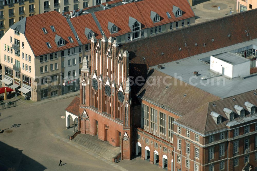 Frankfurt (Oder) from the bird's eye view: Blick auf den südlichen Schmuckgiebel des Rathauses von Frankfurt (Oder). Die Treppe vor dem Giebel wird traditionell für Hochzeitsfotos der Frischvermählten genutzt, die im Rathaus geheiratet haben. Das Rathaus in Frankfurt (Oder) wurde ab dem Jahr 1253 in norddeutscher Backsteingotik erbaut und ist eines der ältesten und größten Rathäuser in Deutschland. View of the southern gable ornaments of the town hall of Frankfurt (Oder). The stairs in front of the gable are traditionally used for wedding photos of the newlyweds, who married in the City Hall. The town hall in Frankfurt (Oder) was built starting in 1253 in northern german brick Gothic and is one of the oldest and largest city halls in Germany.