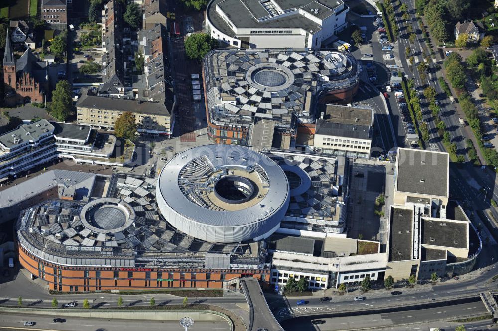 Aerial photograph Leverkusen - Blick auf die Rathaus-Galerie in Leverkusen. Das 2010 von der ECE eröffnete Einkaufszentrum liegt in der neuen Stadtmitte und bietet mit rund 22 600 Quadratmetern Verkaufsfläche Platz für rund 110 Fachgeschäfte, Cafés und Restaurants. In der Rotunde sind ein Bürgerbüro, der Ratssaal für den Stadtrat und Büros für das Oberbürgermeisteramt untergebracht. View of the Rathaus-Galerie in Leverkusen. It was opened in 2010. In the rotunda a civil office, the council chamber for the City Council and the Mayor offices are located.