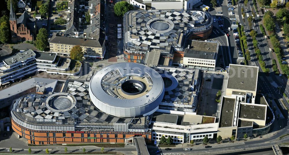 Leverkusen from above - Blick auf die Rathaus-Galerie in Leverkusen. Das 2010 von der ECE eröffnete Einkaufszentrum liegt in der neuen Stadtmitte und bietet mit rund 22 600 Quadratmetern Verkaufsfläche Platz für rund 110 Fachgeschäfte, Cafés und Restaurants. In der Rotunde sind ein Bürgerbüro, der Ratssaal für den Stadtrat und Büros für das Oberbürgermeisteramt untergebracht. View of the Rathaus-Galerie in Leverkusen. It was opened in 2010. In the rotunda a civil office, the council chamber for the City Council and the Mayor offices are located.