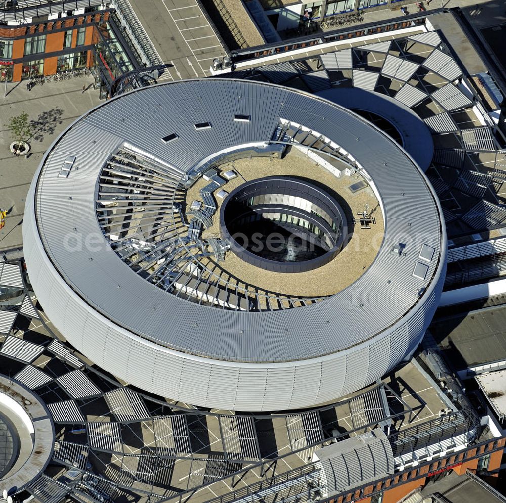 Leverkusen from the bird's eye view: Blick auf die Rathaus-Galerie in Leverkusen. Das 2010 von der ECE eröffnete Einkaufszentrum liegt in der neuen Stadtmitte und bietet mit rund 22 600 Quadratmetern Verkaufsfläche Platz für rund 110 Fachgeschäfte, Cafés und Restaurants. In der Rotunde sind ein Bürgerbüro, der Ratssaal für den Stadtrat und Büros für das Oberbürgermeisteramt untergebracht. View of the Rathaus-Galerie in Leverkusen. It was opened in 2010. In the rotunda a civil office, the council chamber for the City Council and the Mayor offices are located.