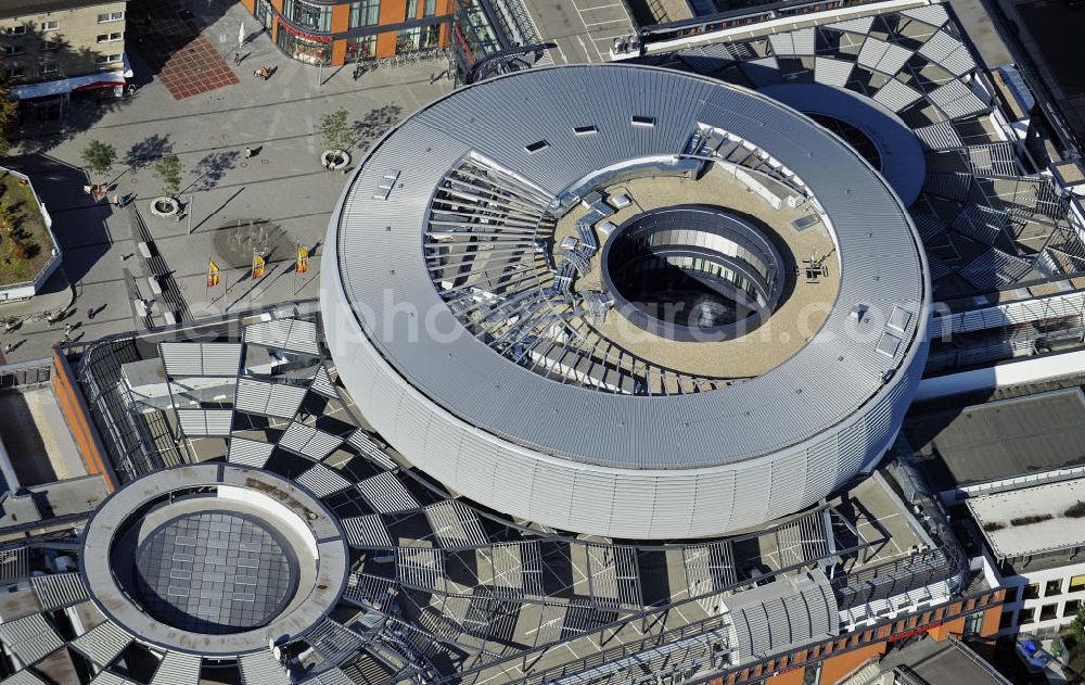 Aerial image Leverkusen - Blick auf die Rathaus-Galerie in Leverkusen. Das 2010 von der ECE eröffnete Einkaufszentrum liegt in der neuen Stadtmitte und bietet mit rund 22 600 Quadratmetern Verkaufsfläche Platz für rund 110 Fachgeschäfte, Cafés und Restaurants. In der Rotunde sind ein Bürgerbüro, der Ratssaal für den Stadtrat und Büros für das Oberbürgermeisteramt untergebracht. View of the Rathaus-Galerie in Leverkusen. It was opened in 2010. In the rotunda a civil office, the council chamber for the City Council and the Mayor offices are located.