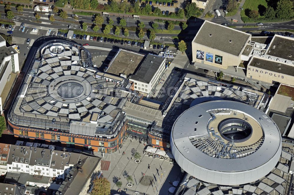 Leverkusen from above - Blick auf die Rathaus-Galerie in Leverkusen. Das 2010 von der ECE eröffnete Einkaufszentrum liegt in der neuen Stadtmitte und bietet mit rund 22 600 Quadratmetern Verkaufsfläche Platz für rund 110 Fachgeschäfte, Cafés und Restaurants. In der Rotunde sind ein Bürgerbüro, der Ratssaal für den Stadtrat und Büros für das Oberbürgermeisteramt untergebracht. View of the Rathaus-Galerie in Leverkusen. It was opened in 2010. In the rotunda a civil office, the council chamber for the City Council and the Mayor offices are located.